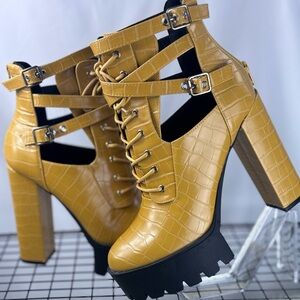 So Me Stax yellow Platform Heels Croc embossed Size 9